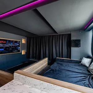 Hollywood Sasco Apartment